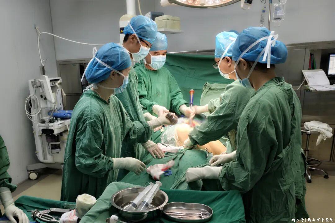 百岁老人人工股骨头置换手术后重获行走自由